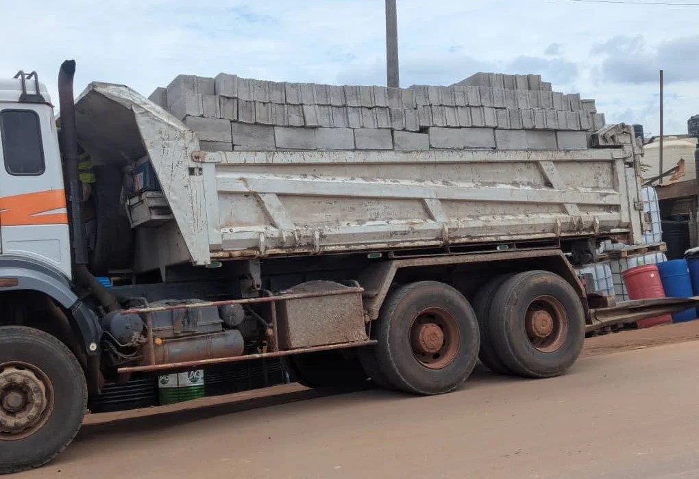 Camion de transport de parpaings